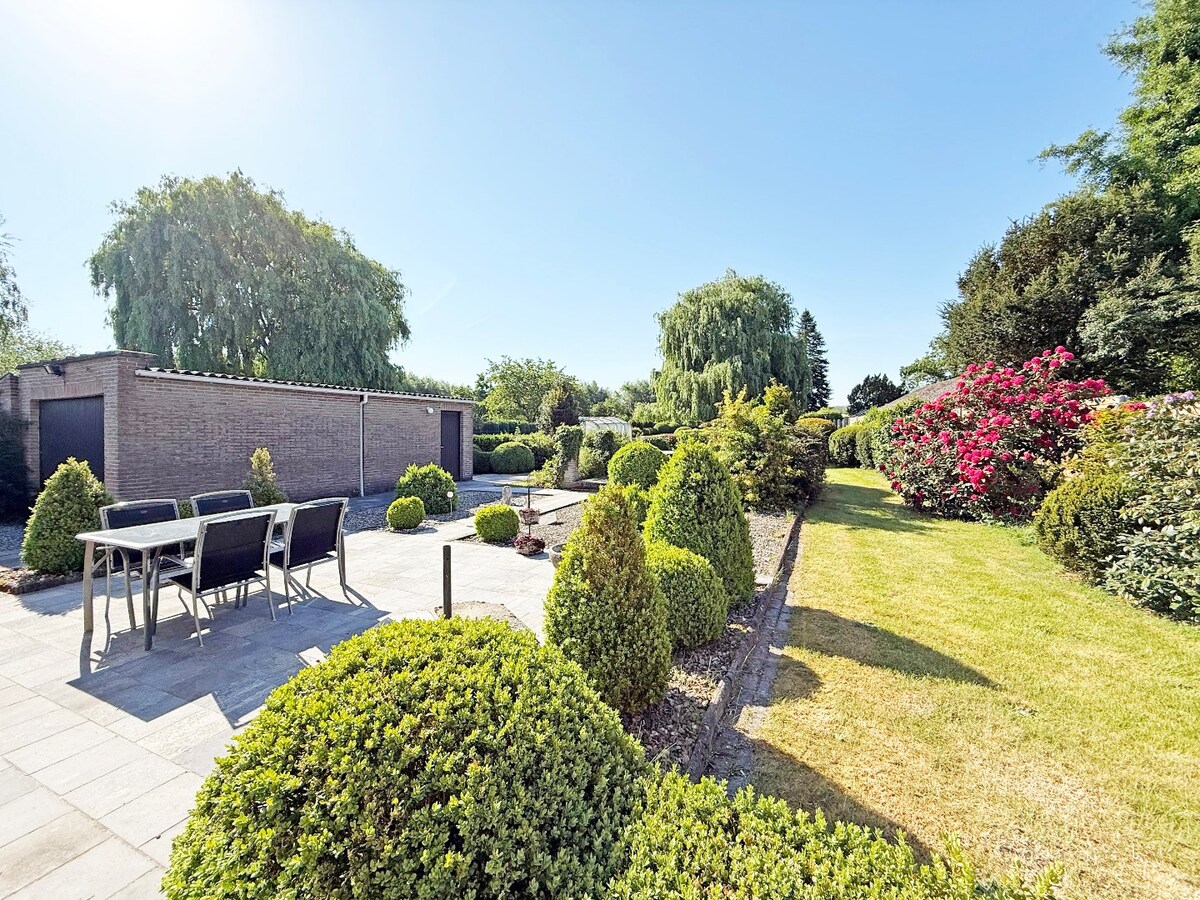 Goed onderhouden seventies bungalow op 19 are te Grimminge 