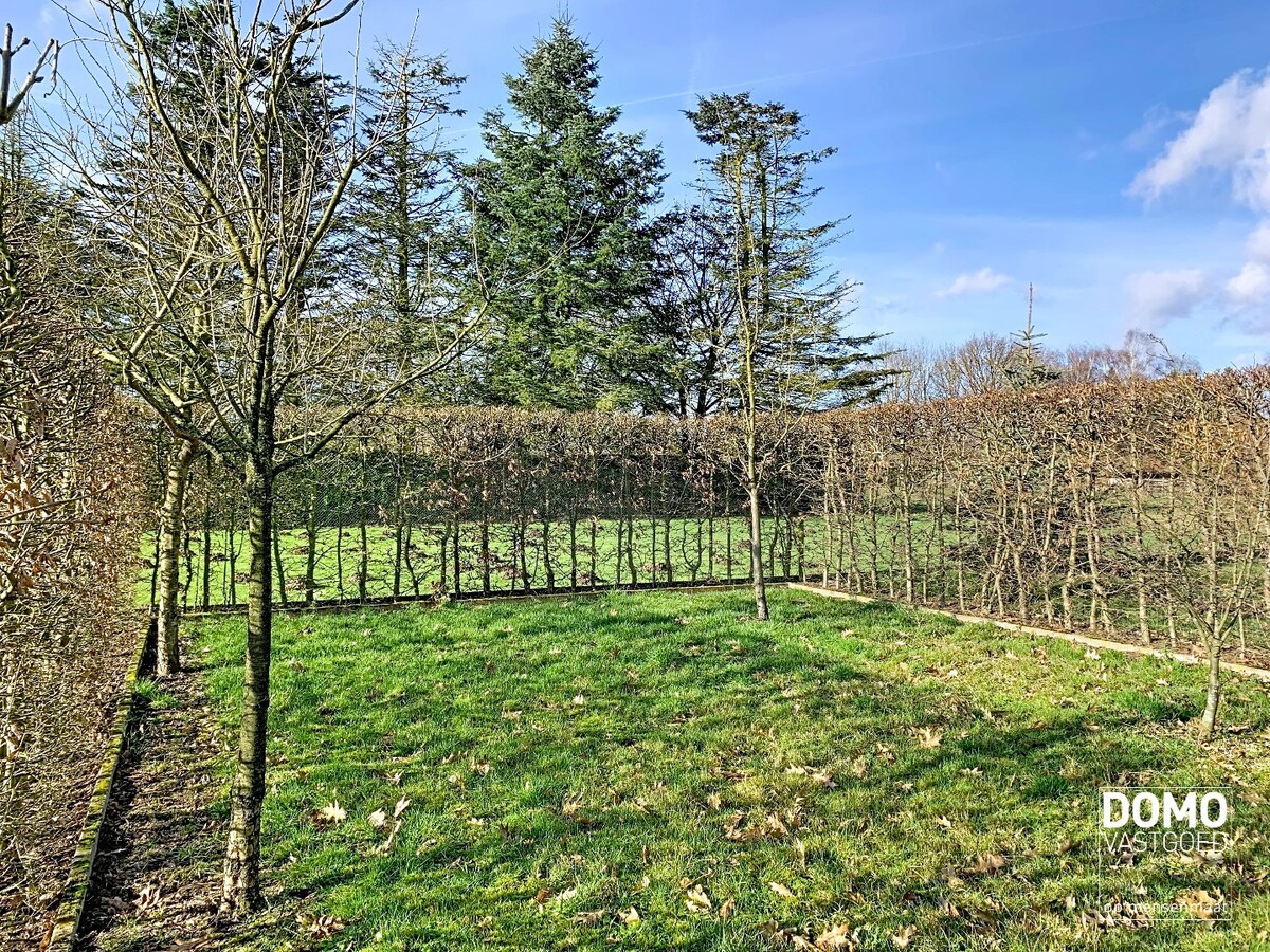 COMMERCIEEL PAND MET RUIM APPARTEMENT OP ZICHTBARE LOCATIE IN HERK-DE-STAD 