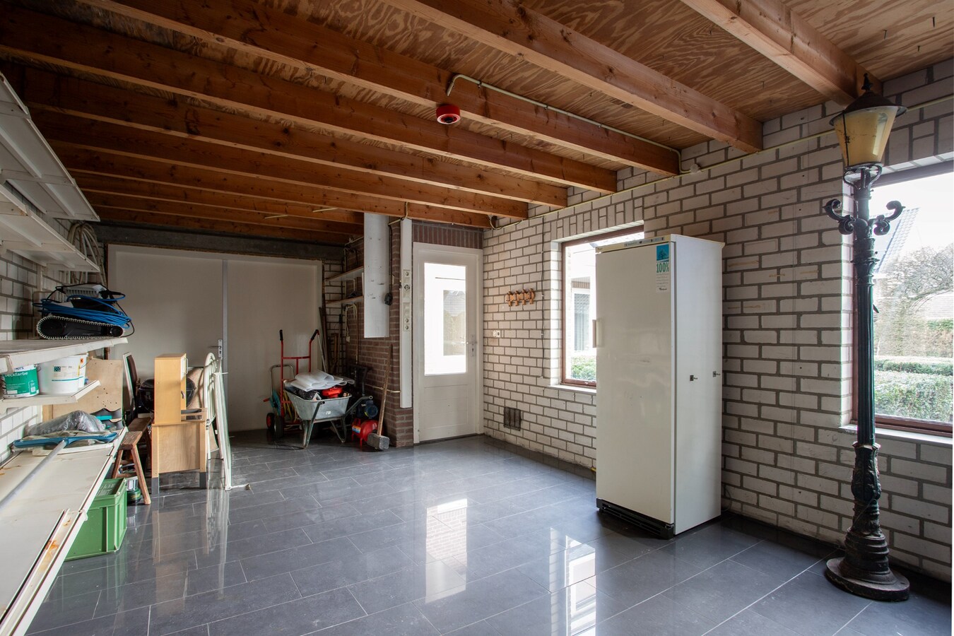 Vrijstaande woning, type landhuis met garage, carport, zwembad en 731 m2 grond. 