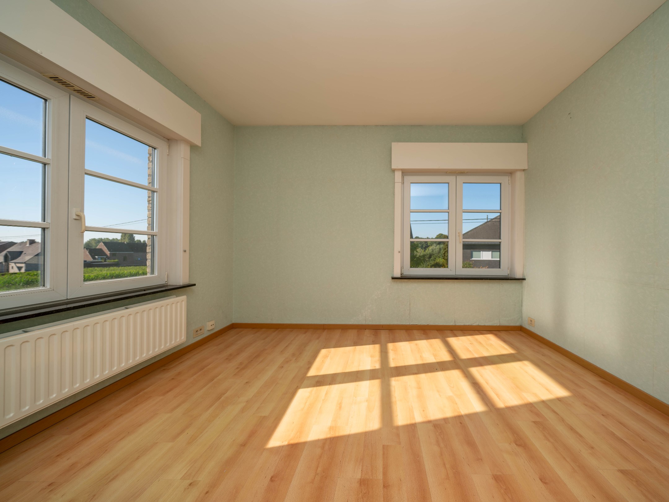 Lichtrijke, ruime woning met 3 kamers, garage en tuin 