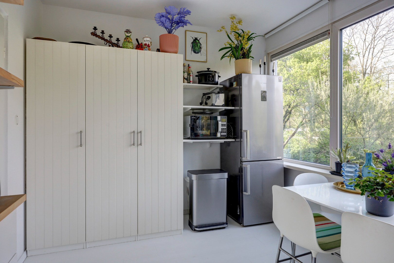 Woon-aanbieding 2 voor de prijs van één! Verrassend ruime 5-kamer woning, zonnige achtertuin, 2 keukens, 2 badkamers, parkeergelegenheid voor de deur.. 