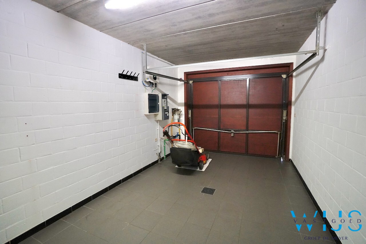 Instapklaar woonhuis in woonwijk te Eeklo! 