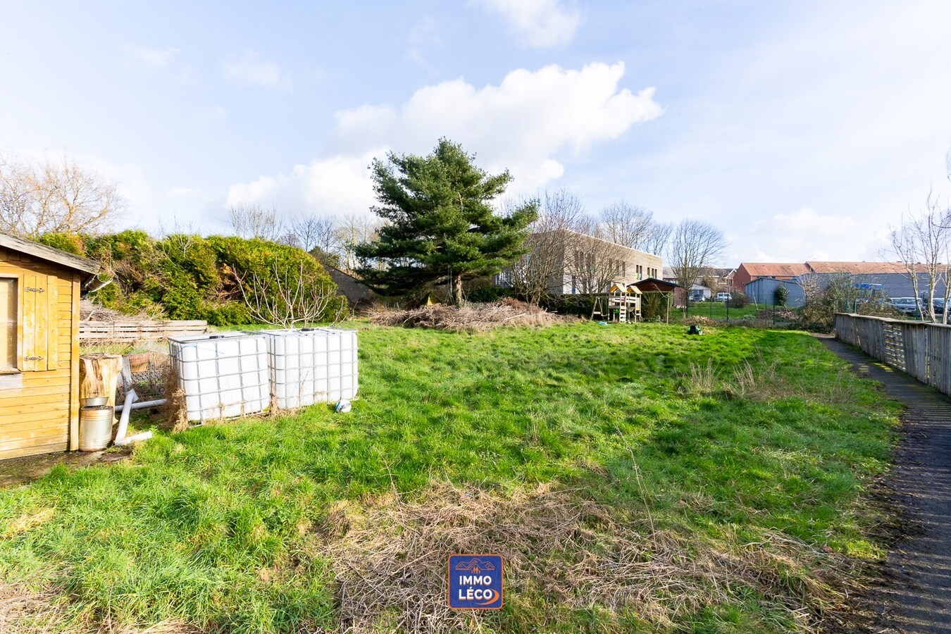 Maison rénovée érigée sur un terrain de 1448m² avec grand parking privatif, TOP SECTEUR 