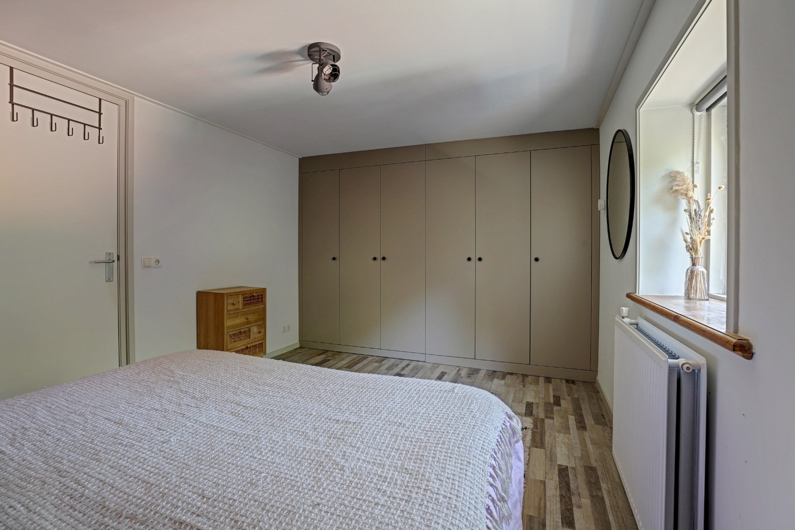 Instapklaar en tot in de puntjes verzorgd, met twee slaapkamers en een fraai verbouwde schuur voor praktijk, werk of hobby. 