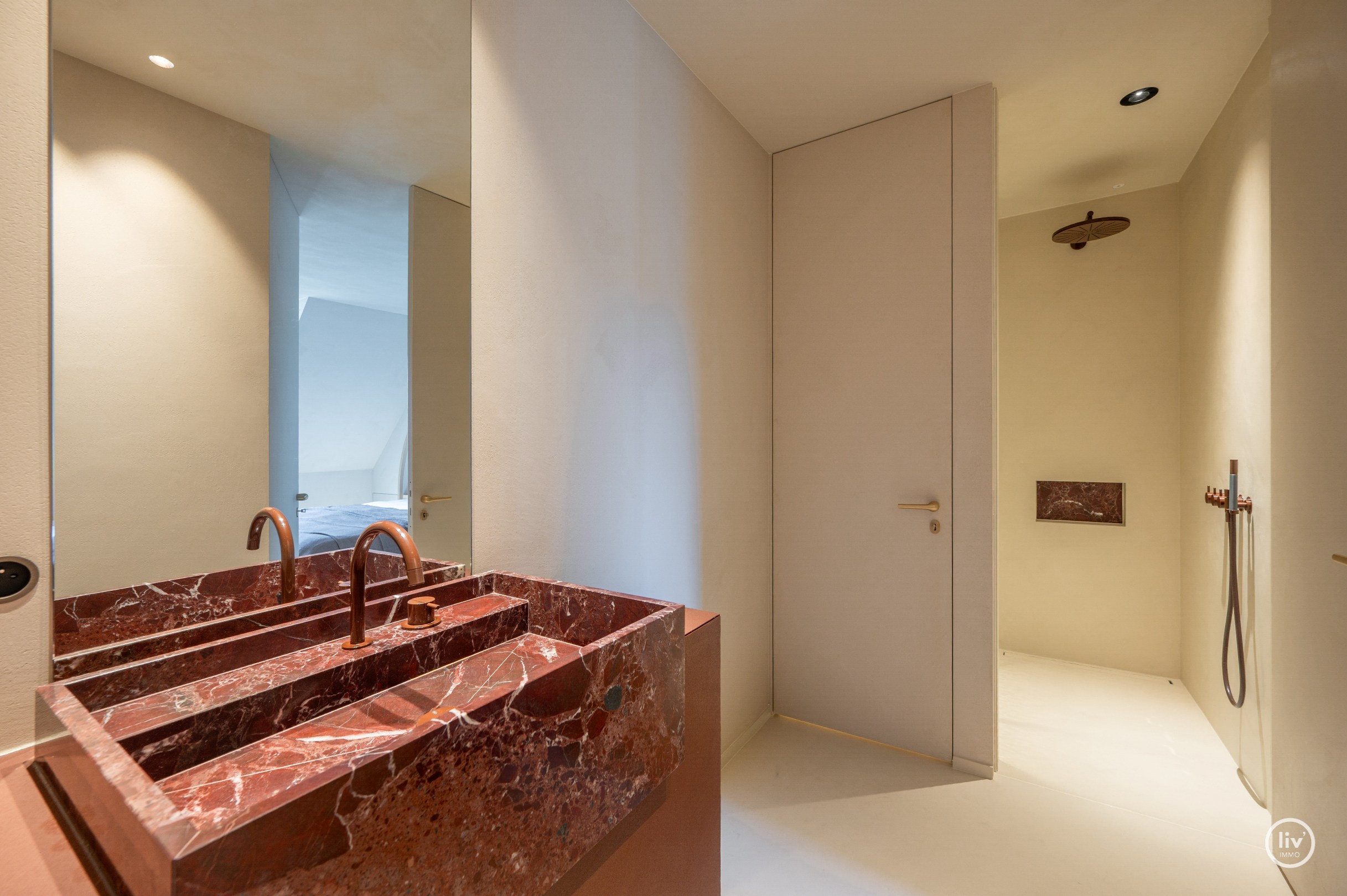 Luxe, comfort kortom een prachtig gerenoveerde woning in hartje Knokke. 