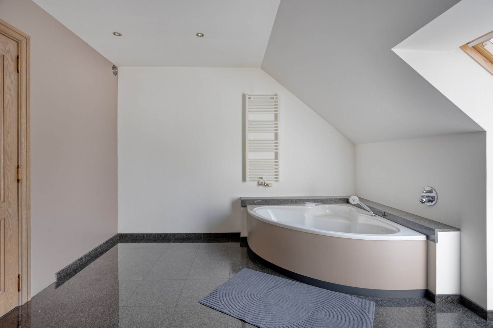 Badkamer met hoekbad