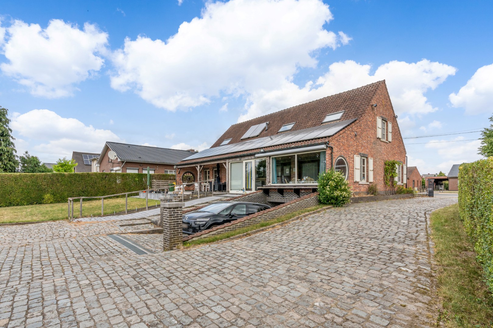 Ruime gezinswoning met 5 slaapkamers en 319 m² bew. opp. te Westerlo! 
