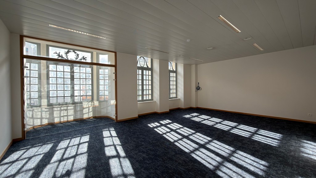 Gerenoveerde kantoren in geklasseerde herenwoning te huur aan station van Mechelen