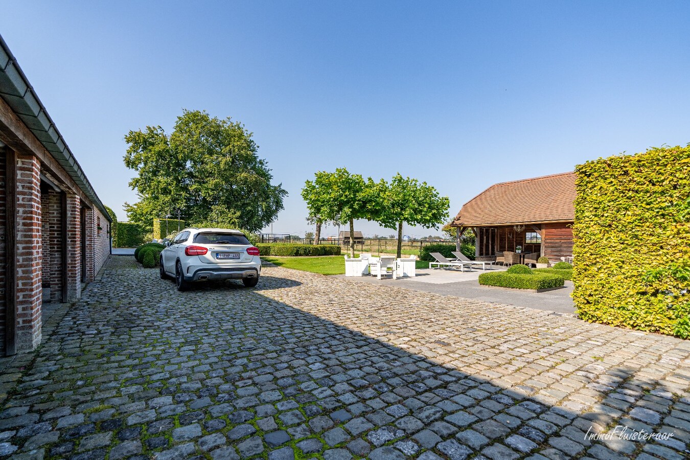 Hoogwaardig afgewerkte villa met stalgebouw en aanpalende weides op ca. 1,7 ha  te Herenthout 