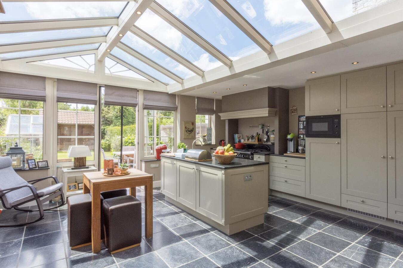 Instapklare woning met zonnige tuin op toplocatie 