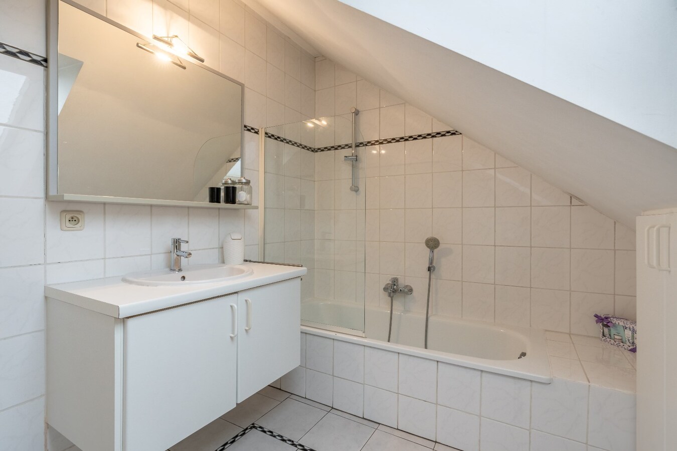 Ruim duplex appartement met 2 slaapkamers en garage. 