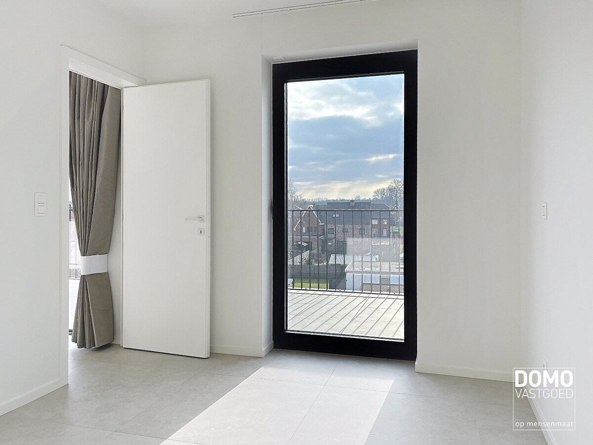 Penthouse met twee slaapkamers, ruim terras en autostandplaats te Kermt 