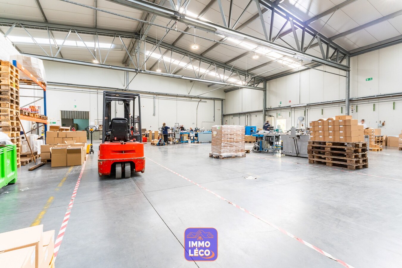 Bâtiment industriel de +/- 2000m² avec bureaux et parking, dans le zoning industriel ! 