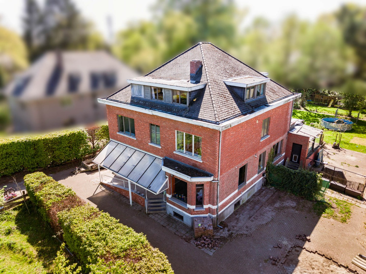 Uniek karakterpand met bijgebouw op toplocatie in Koningshof – Schoten 