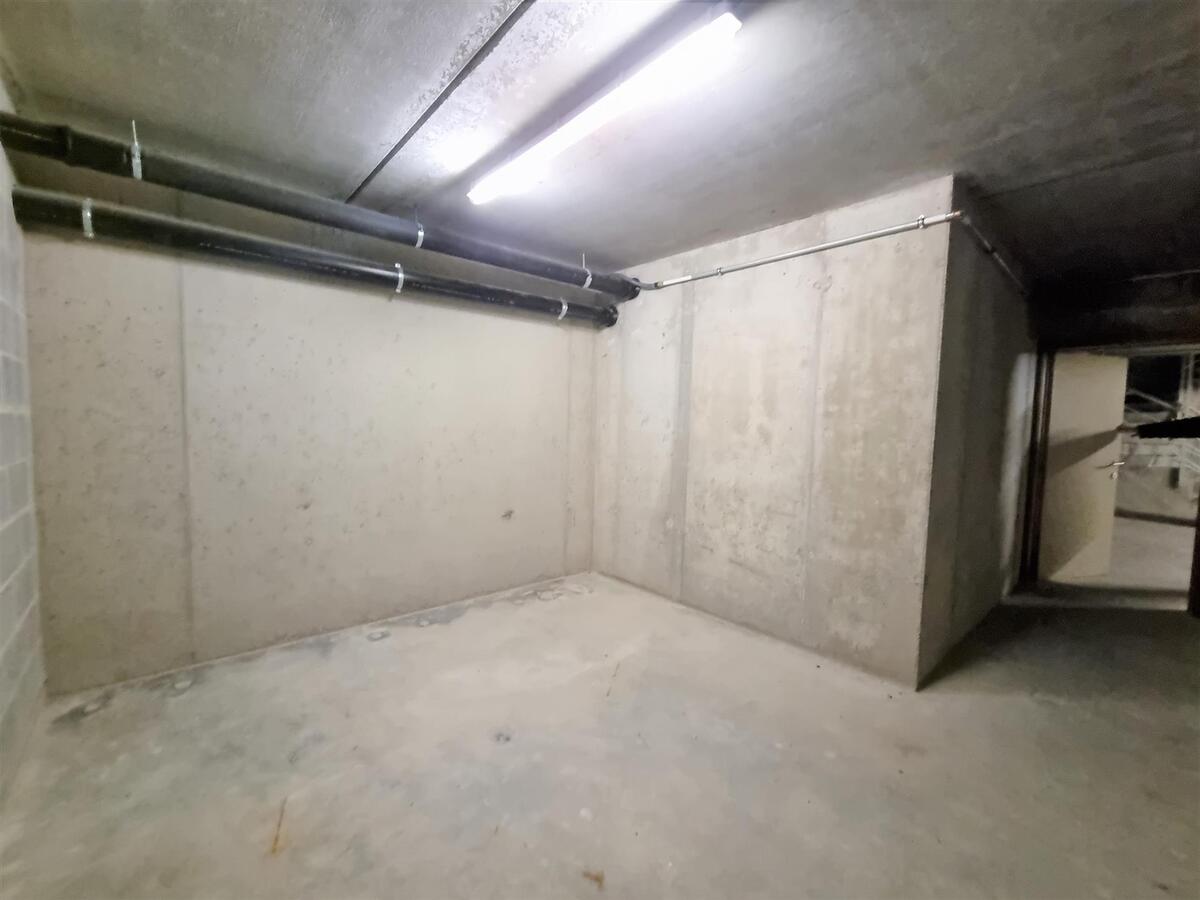 Grote garage (18m²) + aansluitende berging (15,84m²) t.h.v. Knokkestraat - Heist 