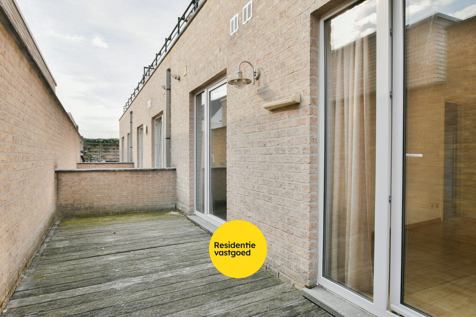 Gelijkvloersappartement met ondergrondse parkeerplaats te koop te Eernegem 