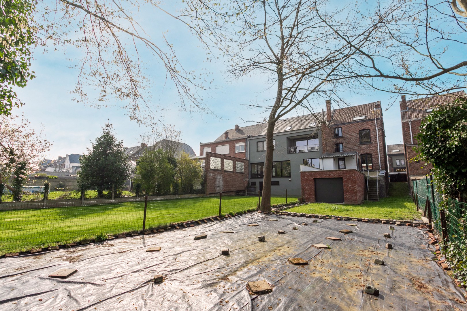 Handelshuis met woongedeelte, garage en tuin te Beersel 