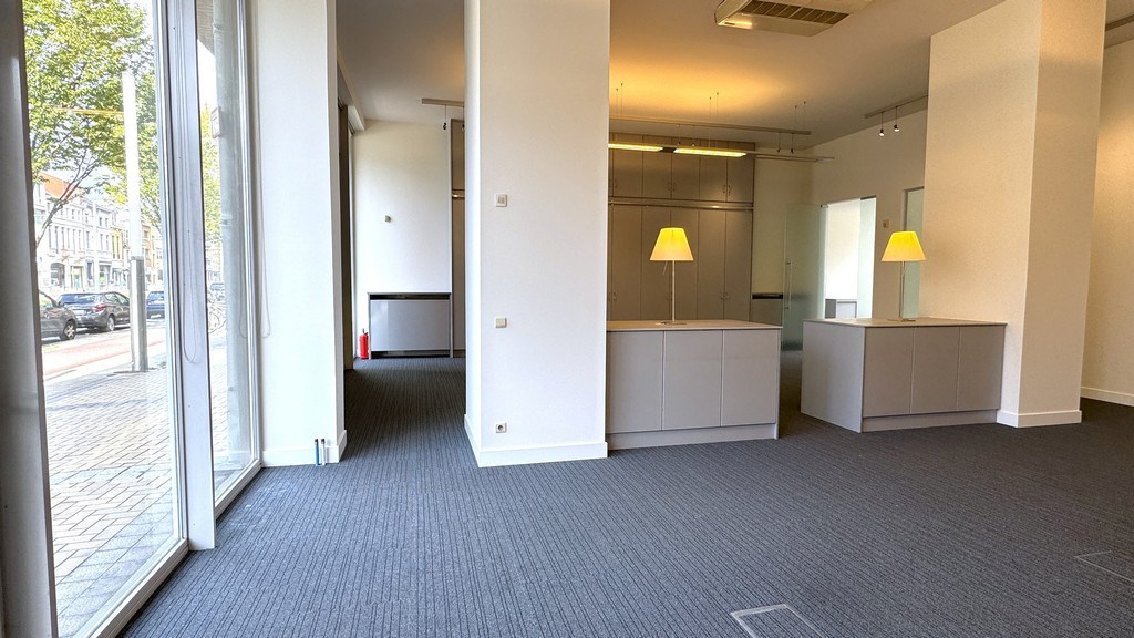 Commercieel gelijkvloers kantoor te huur nabij Singel te Berchem