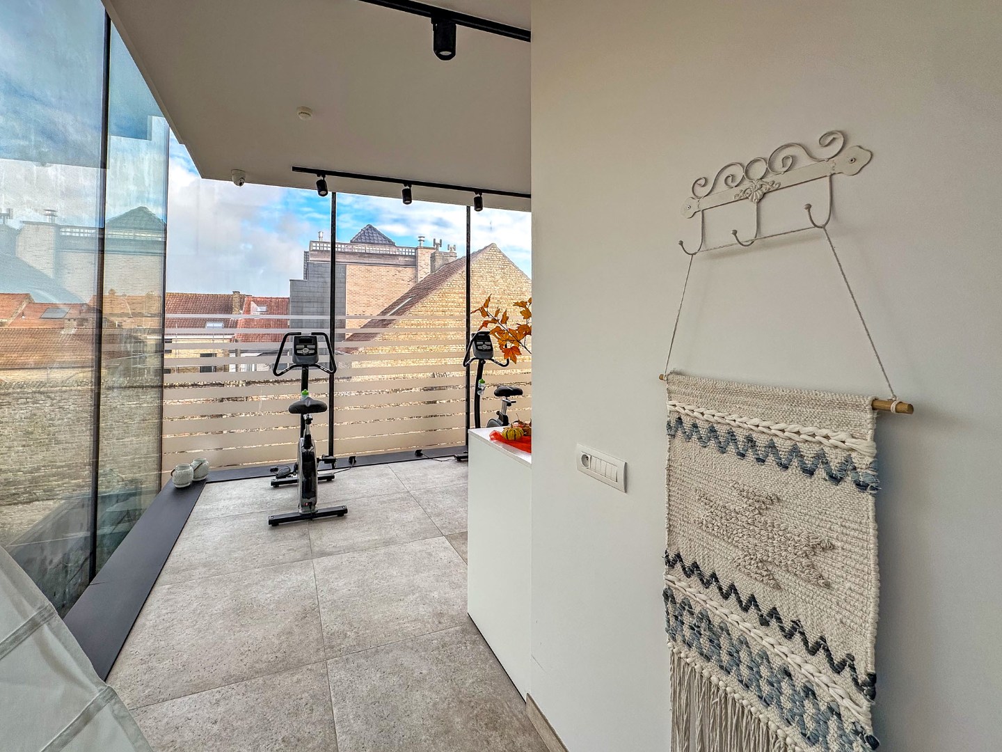 Uiterst goed onderhouden assistentieflat (55m² + 11m² terras) met 1 slaapkamer te Nieuwpoort. 