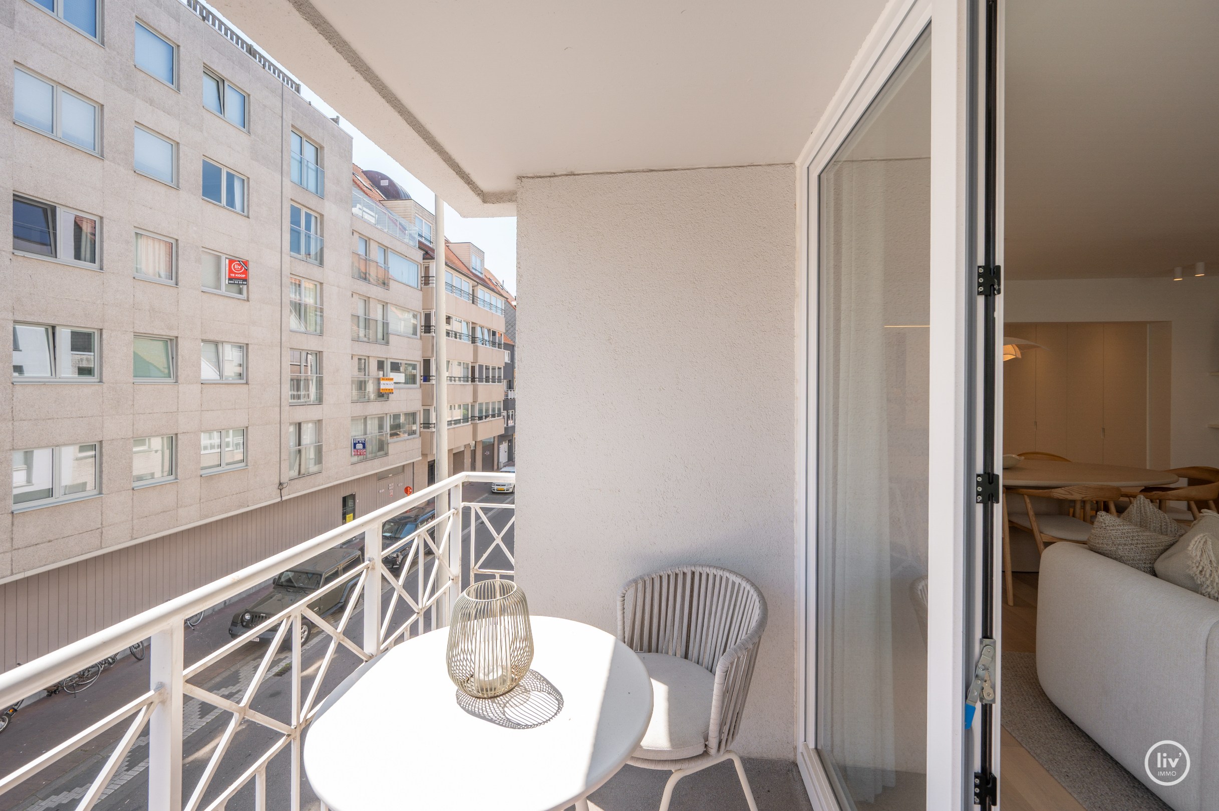 Prachtig, ruim (131 m2) HOEKappartement, volledig gerenoveerd centraal gelegen op de Lippenslaan vlakbij de zeedijk te Knokke. 