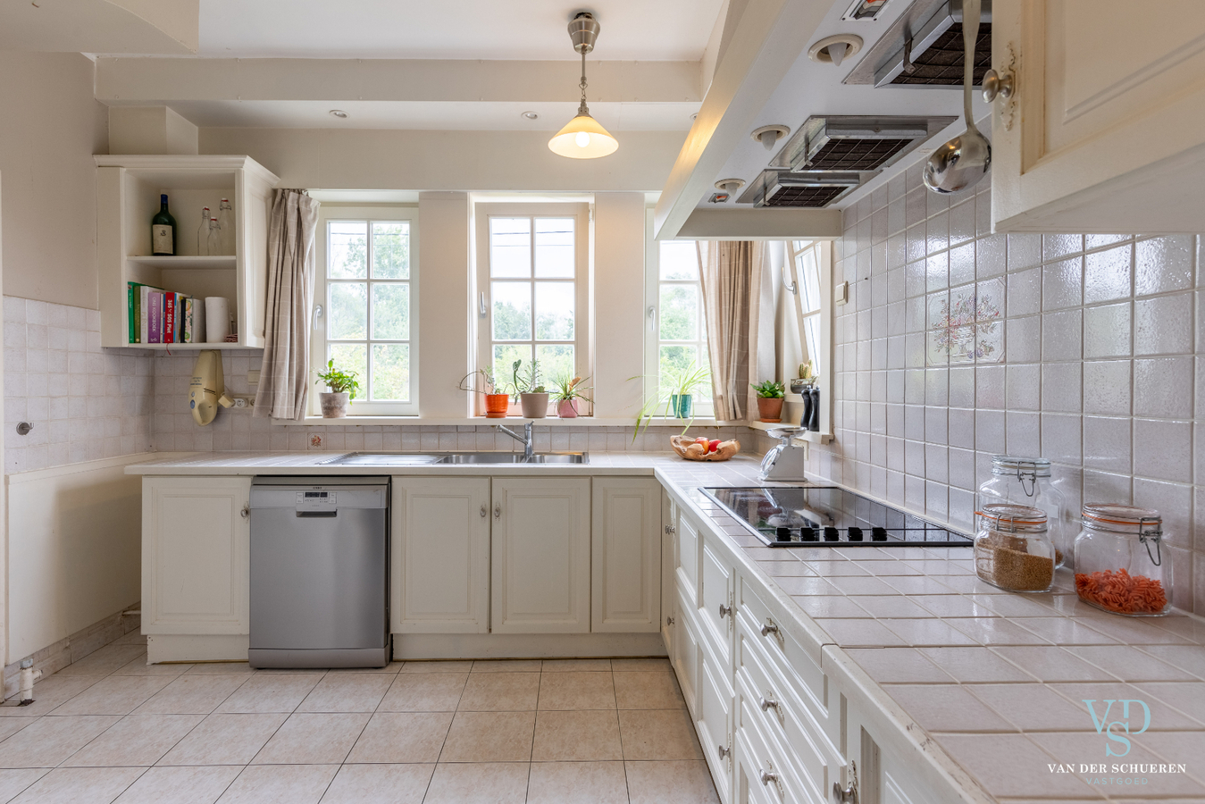 Authentiek landhuis met 5 ruime slaapkamers én gelijkvloers bureau. 