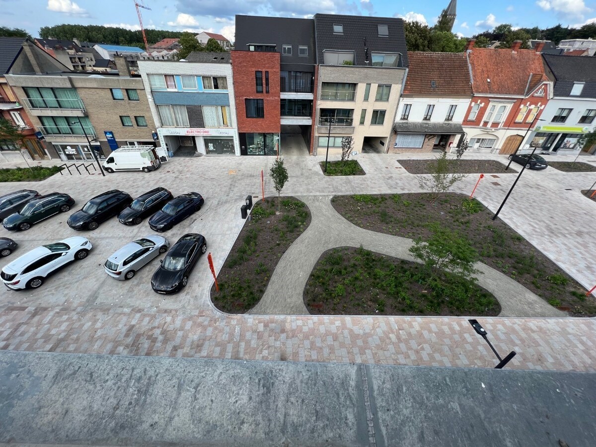 Uniek appartement (2 SUPER terrassen) op de Gaverse Markt !   LOFT-gevoel (hoogte : 3 m). 