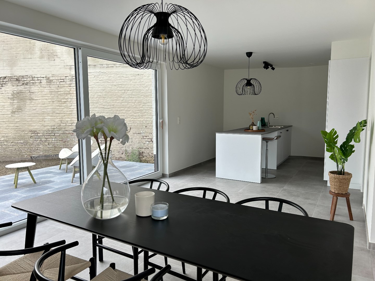 Stijlvolle en ruime nieuwbouwwoning met garage en tuin op 555 m² 