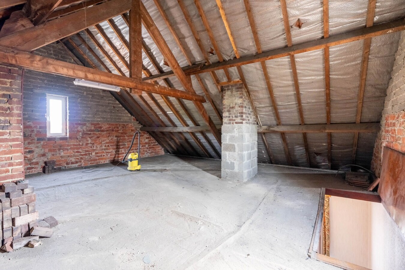 Charmante, te renoveren woning op een perceel van 9a14ca met ruime garage in achtertuin! 