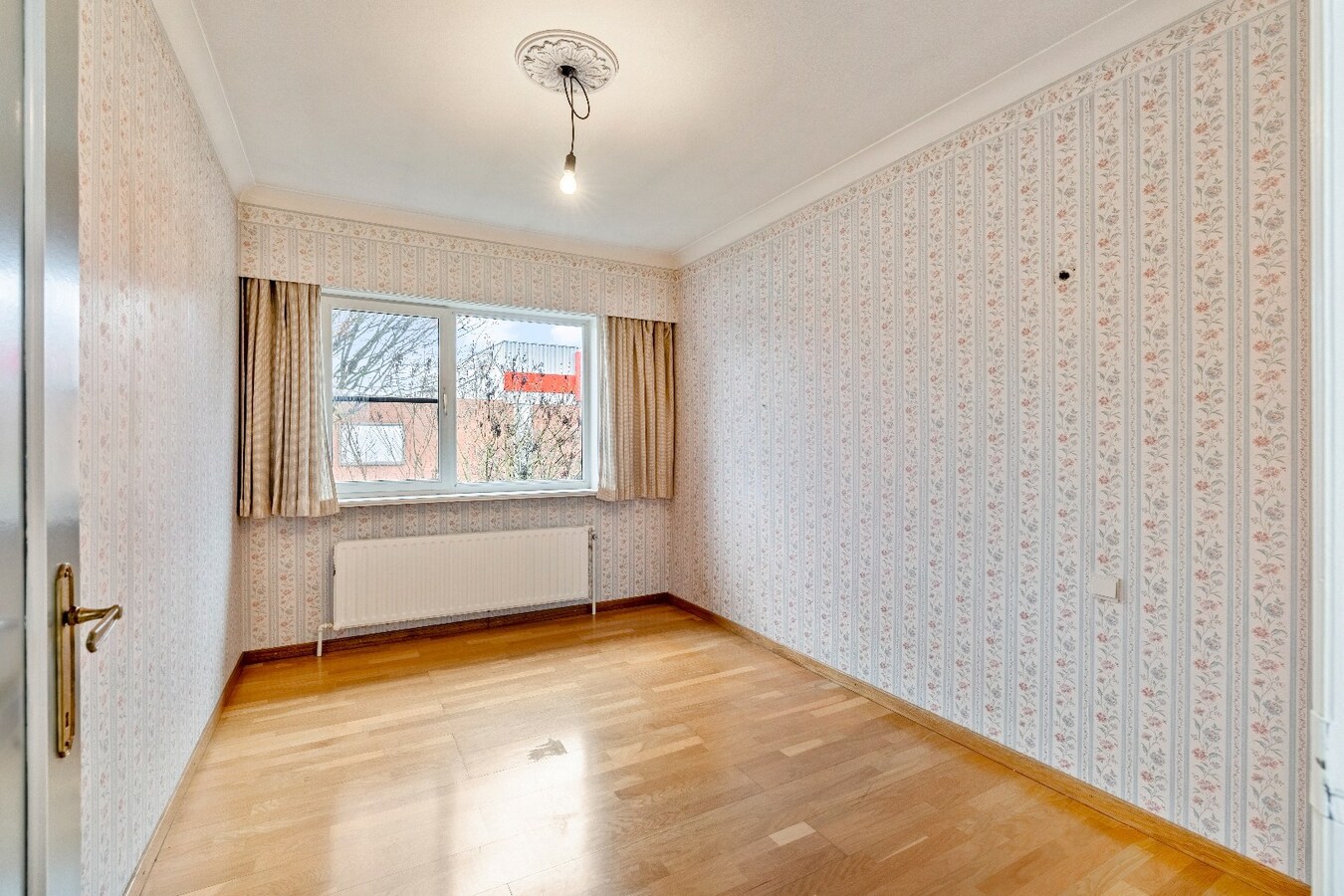 Te renoveren karakteristieke bungalow, 3 Slpk, ruime kelder met garage, op toplocatie 