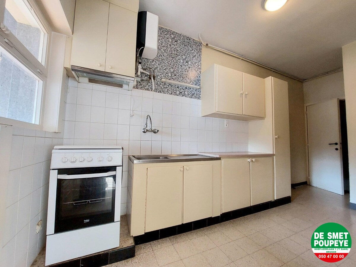 Halfopen woning met  5 slaapkamers en 2 garages 