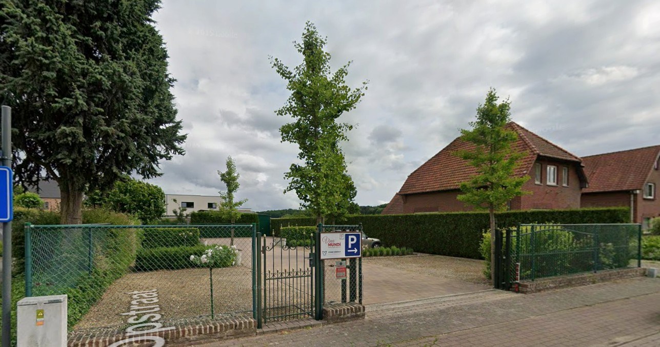 Het perceel is 06a 83ca groot 