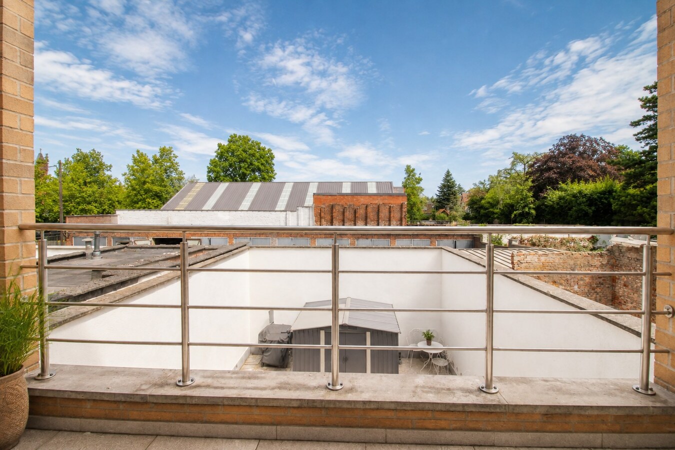 Uitzonderlijk ruime en centraal gelegen stadswoning met EPC-label B, 6 slaapkamers, tuin en terras in Sint-Niklaas! 