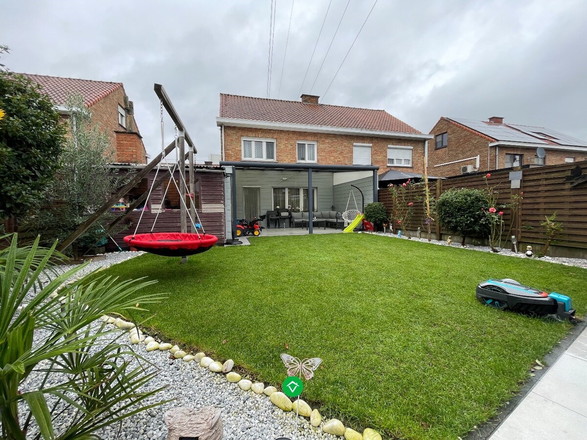 Ruime half-open bebouwing met 4 slaapkamers te Roeselare 