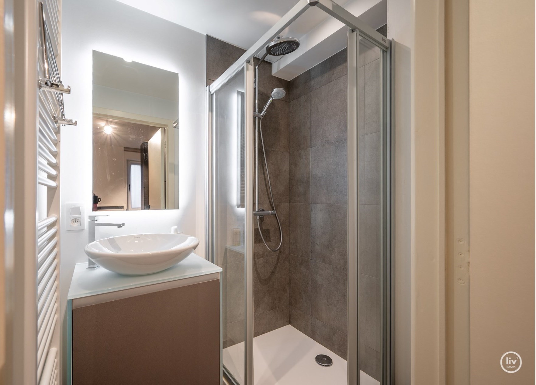 Instapklaar appartement met 3 slaapkamers een mooie gevelbreedte van bijna 7 meter  op een toplocatie vlakbij het Rubensplein en het strand. Mogelijkheid tot aankoop van een parking op het gelijkvloe 