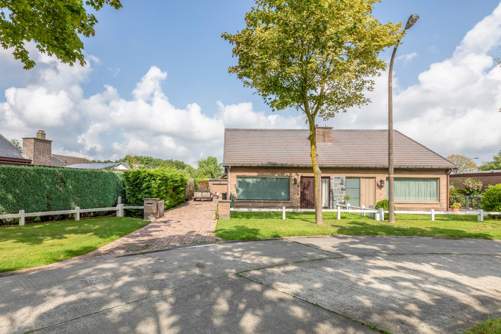 Op te frissen woning te Drongen 