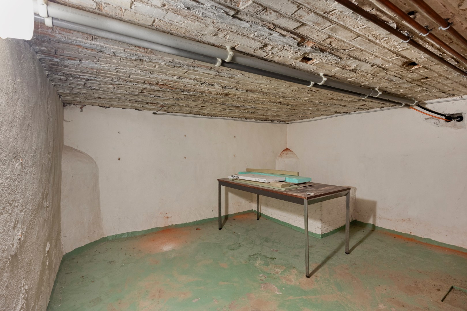 Building met handelspand en duplexappartement met 3 slpk. nabij het centrum van Leopoldsburg 