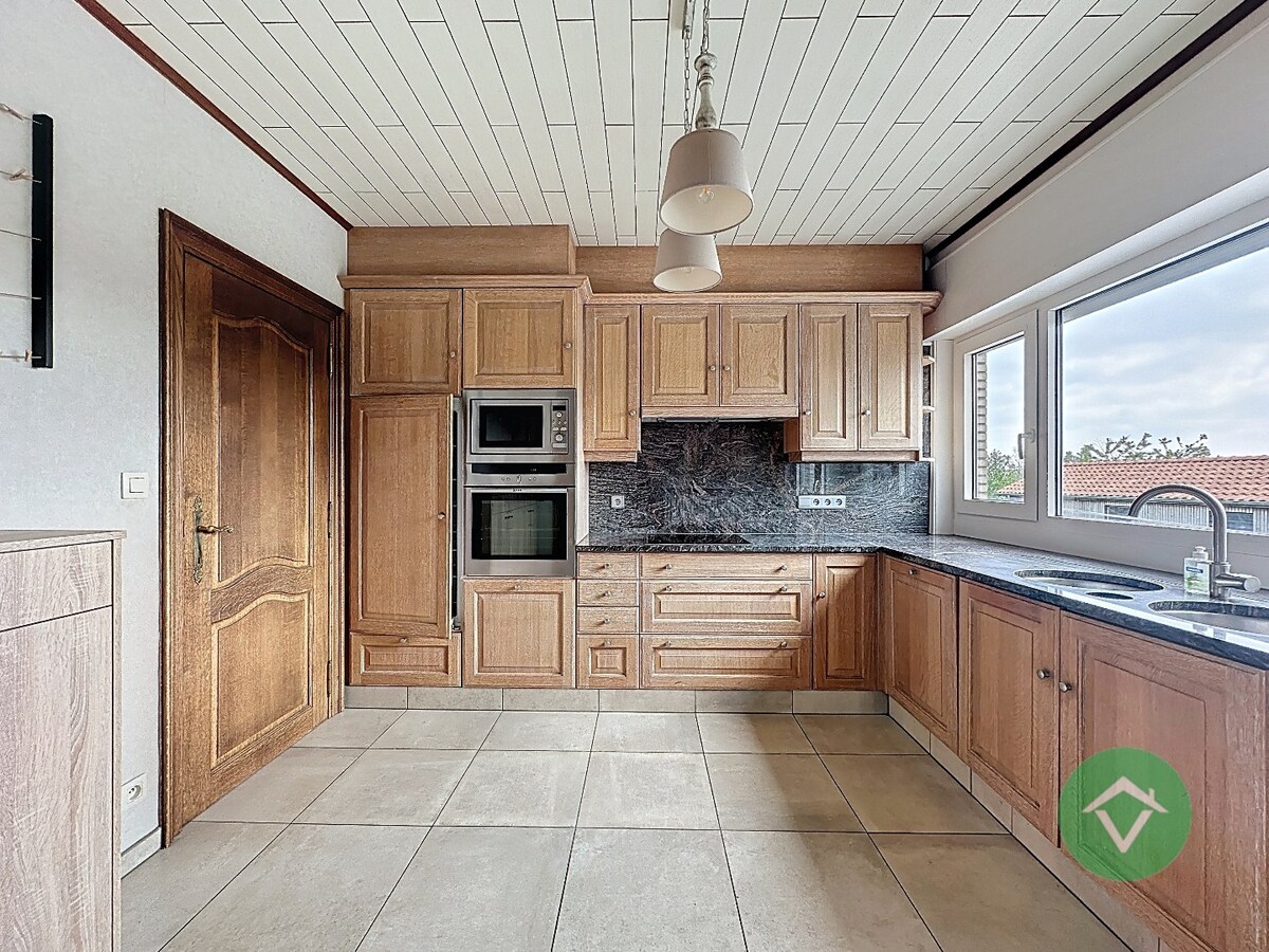 Statige bungalow op 1.811m² met landelijk zicht, drie slaapkamers en twee garages te Ichtegem 