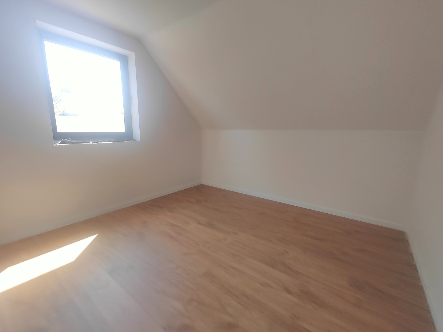 Afgewerkte woning met 3 slaapkamers &amp; ruim zonnig terras + autostaanplaats en berging 