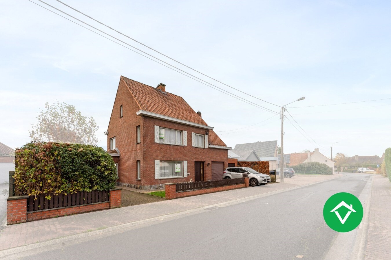Ruime gezinswoning met vier slaapkamers en werkruimte te Kortemark 