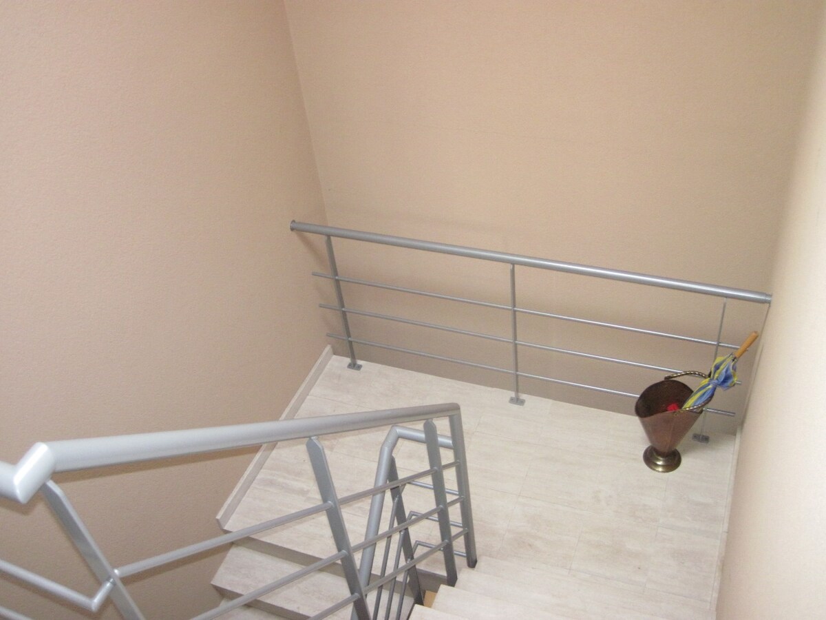 Lichtrijk dakappartement (geen vaste kosten). 