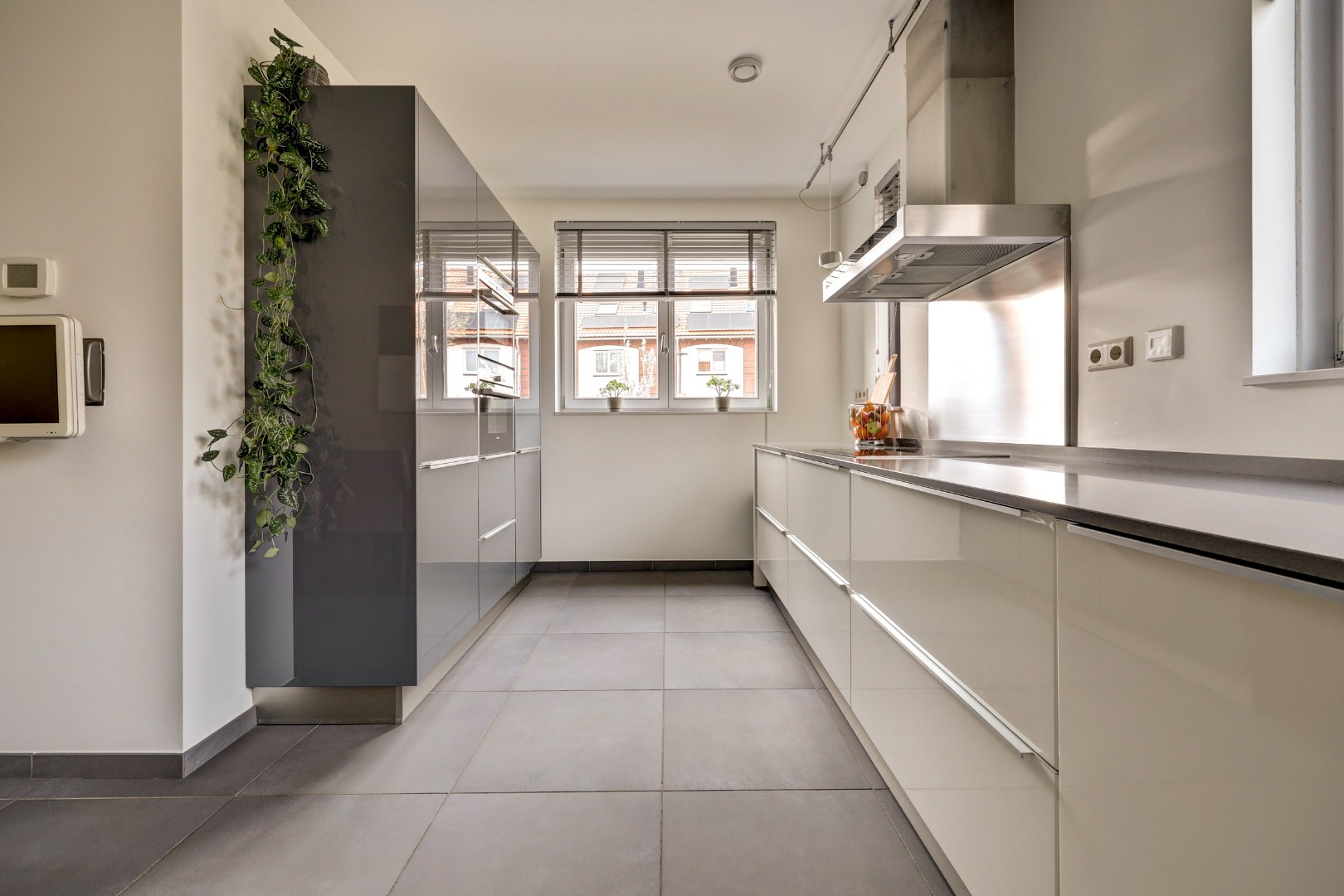 Luxe en royale 5-kamer 2-onder-1-kap woning met garage, eigen parkeerplaats, sauna én zonnige tuin op het zuiden en gelegen in een rustige straat! 