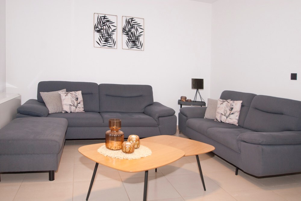 Instapklaar gelijkvloers - 2 slpks - ruim terras - parking 