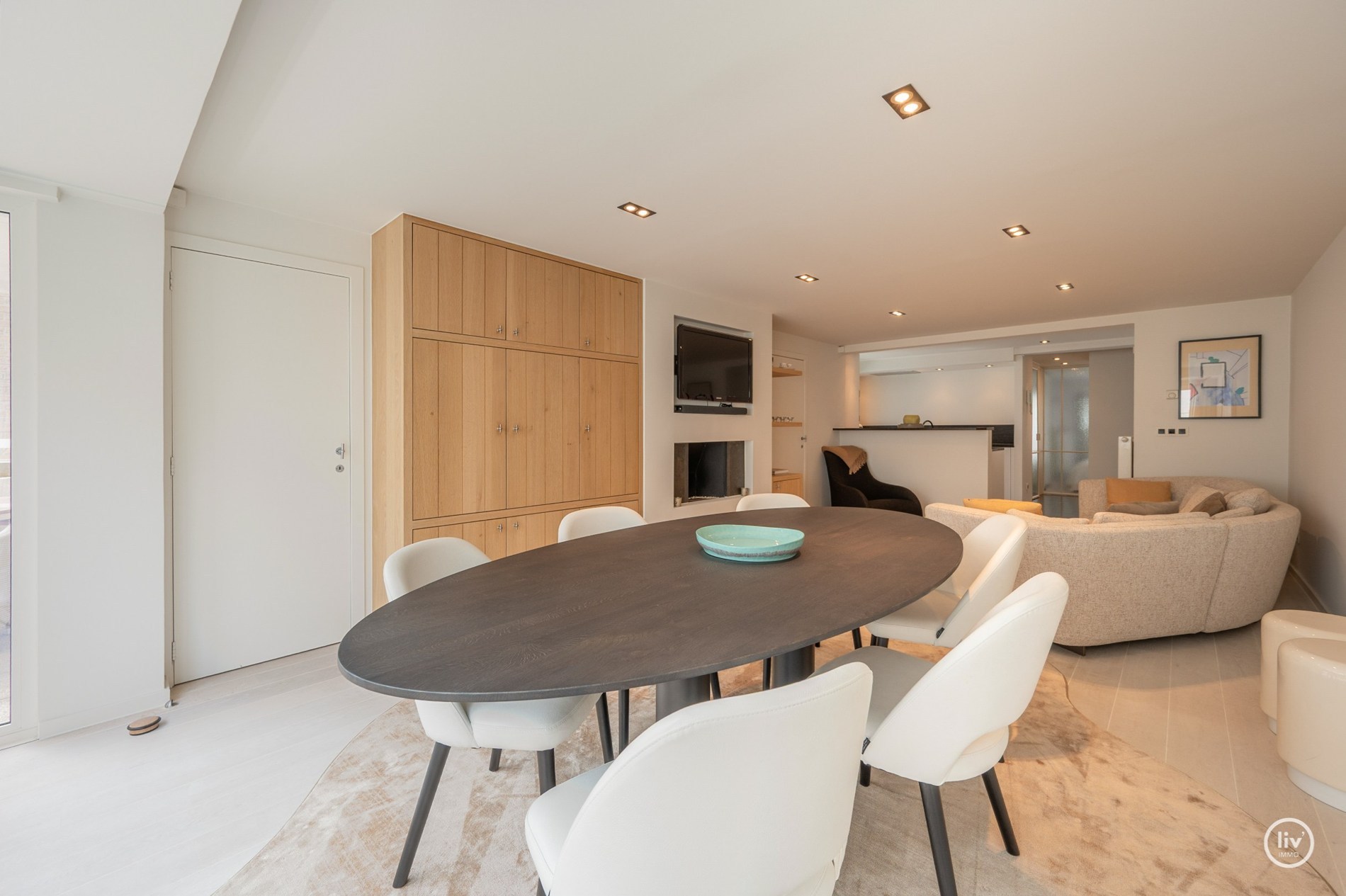 Appartement spacieux et prêt à emménager avec 3 chambres, très bien situé à proximité des commerces de l'avenue Dumortier et de l'a 