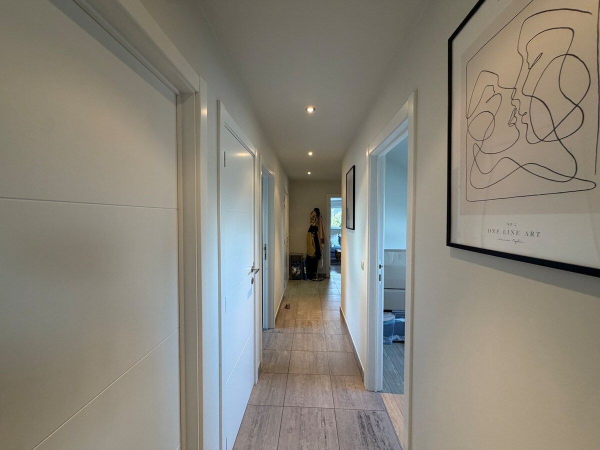 Ruim en lichtrijk dakappartement te Asper. 