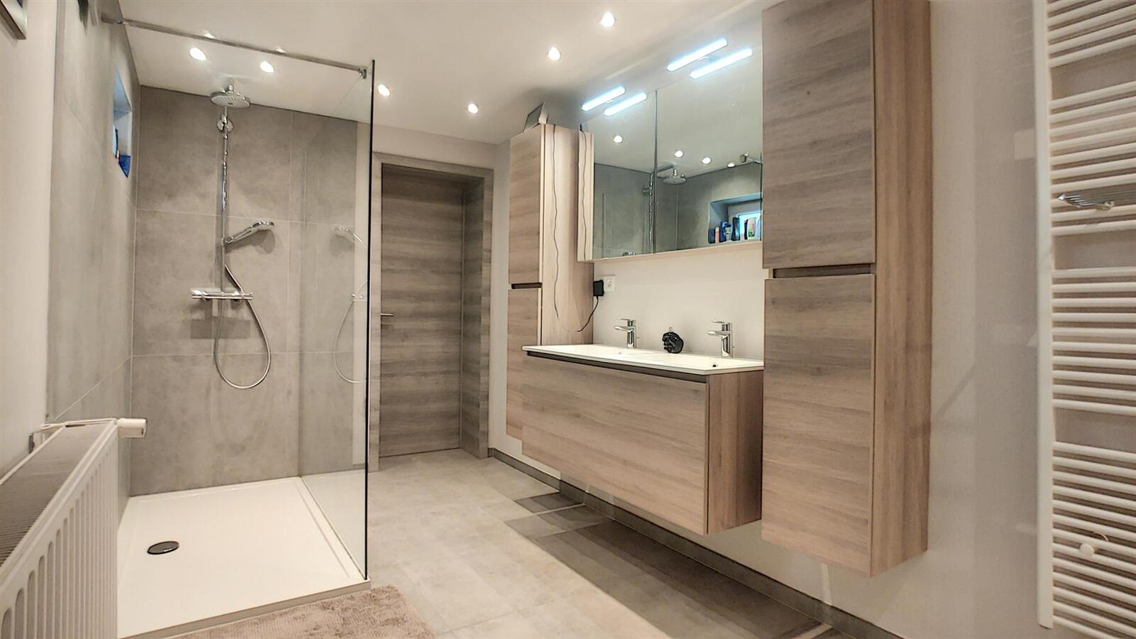 Knap gerenoveerde woning met dubbele garage - Heist 