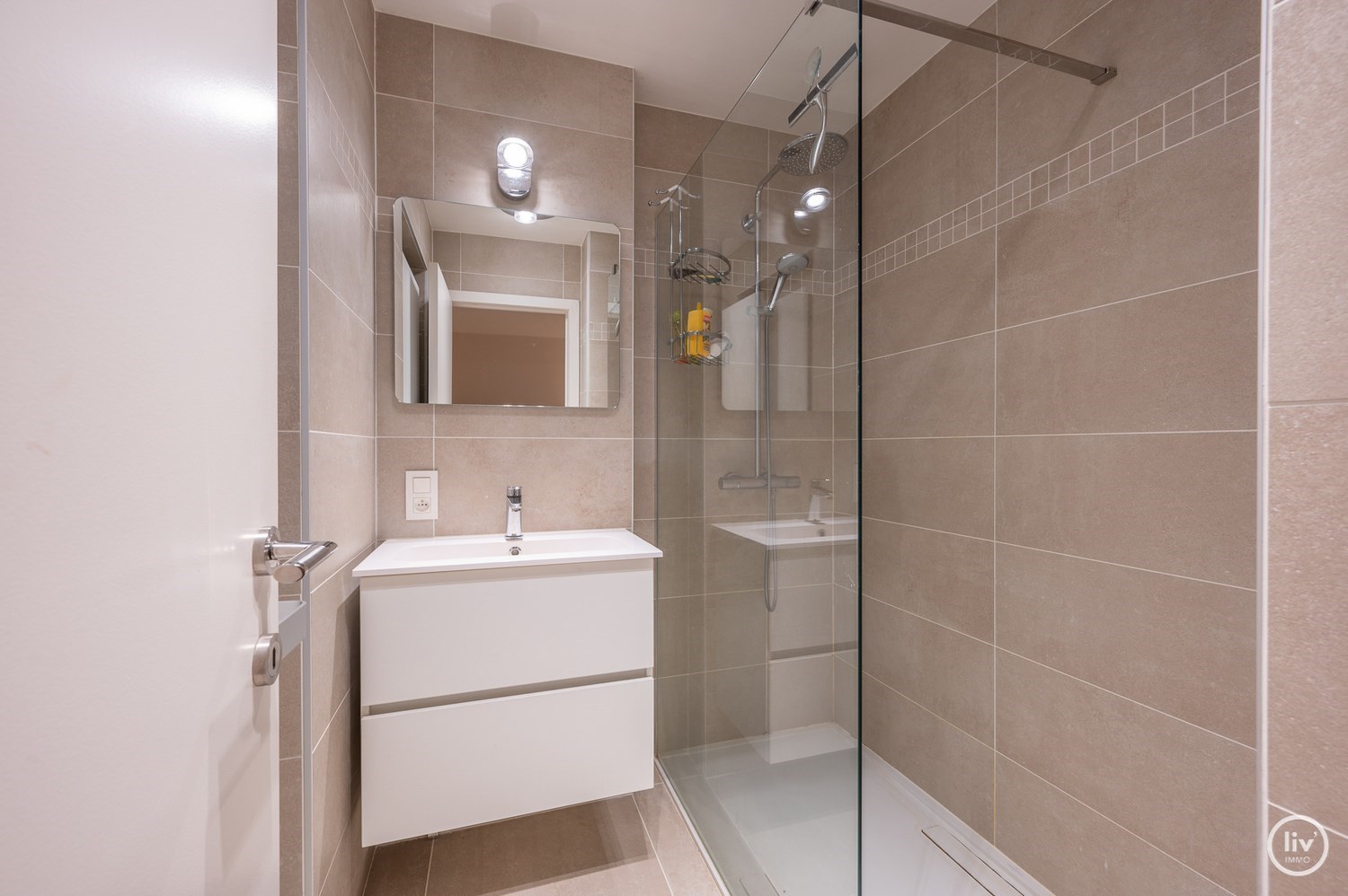 ONGEMEUBELD - Smaakvol gerenoveerd appartement met mooie gevelbreedte gelegen op de Lippenslaan op enkele passen van het strand. 