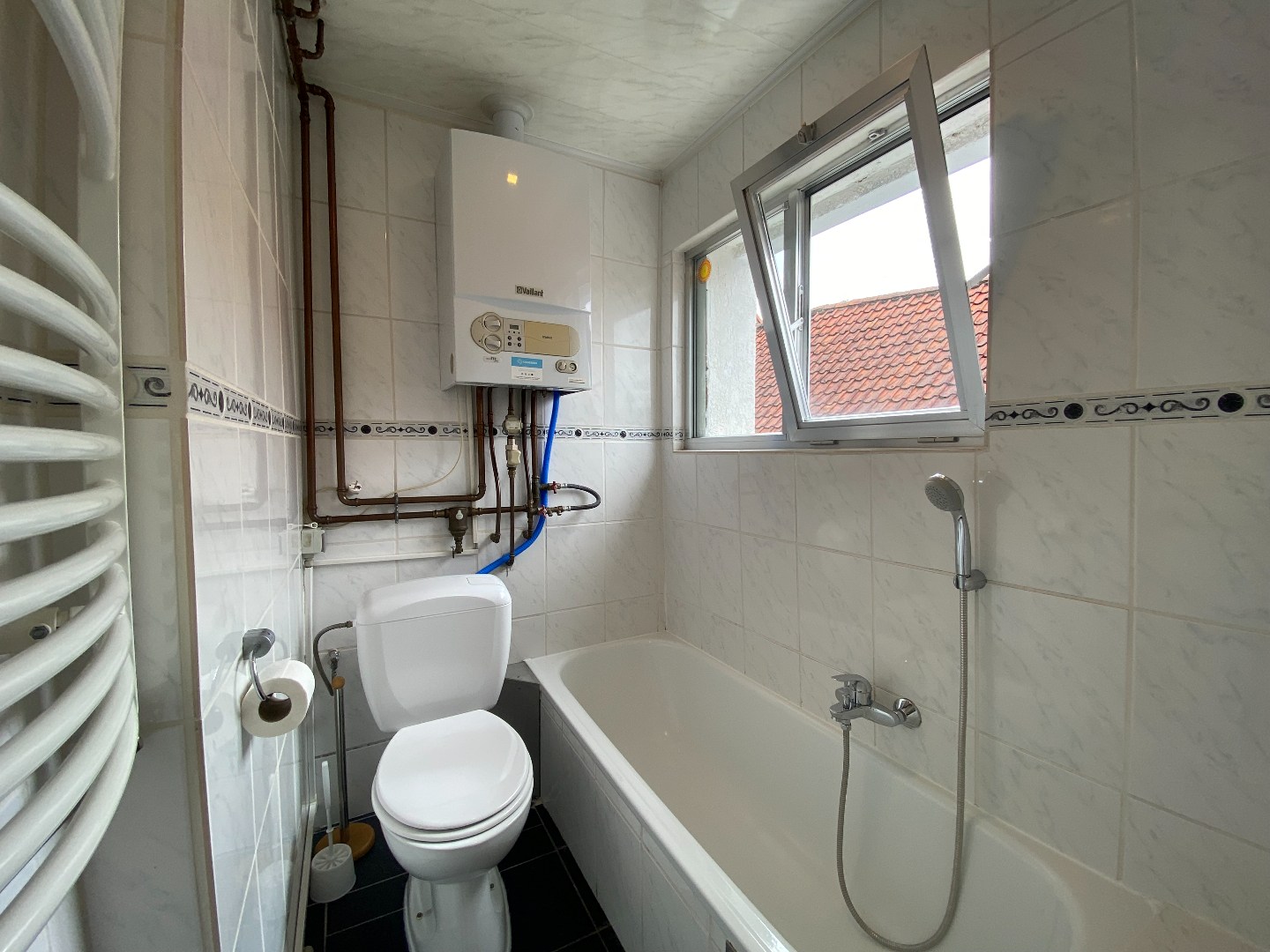 Authentieke burgerwoning met ruime garage en uitweg achteraan! 