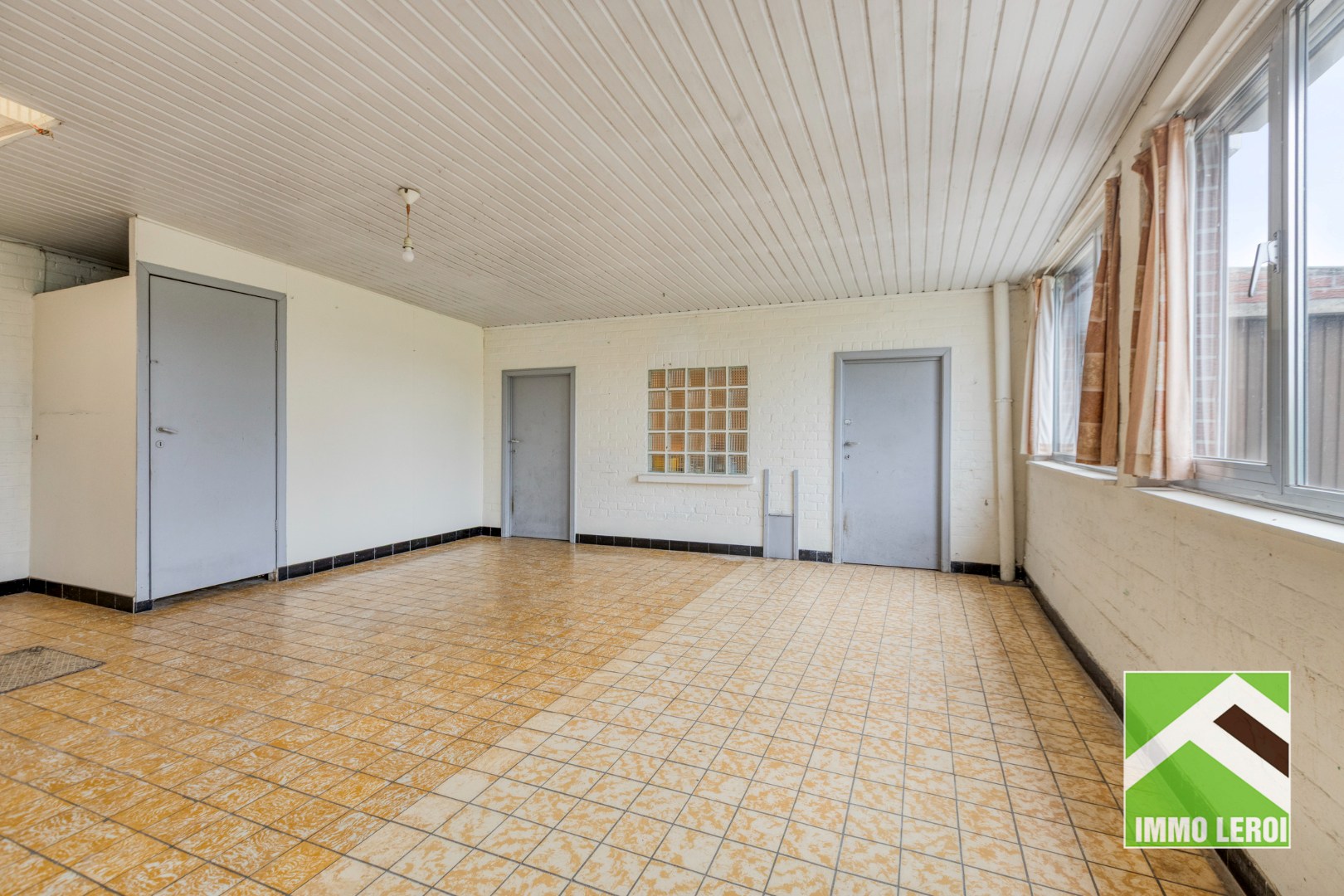 Veranda met doorgang toilet en badkamer