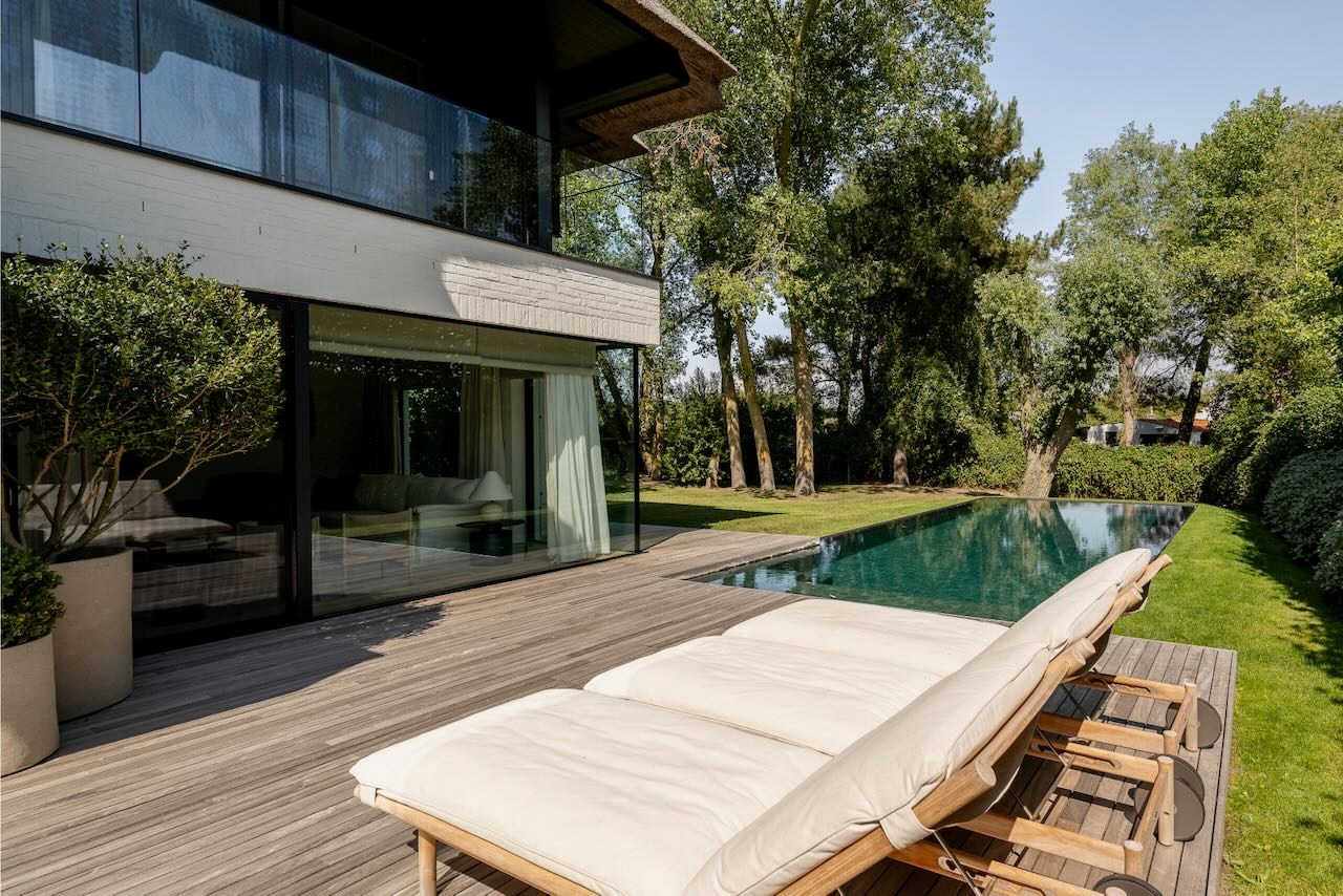 Magnifique villa récente de style contemporain allie une finition intemporelle à un emplacement unique et une vue imprenable sur le Zwin. 