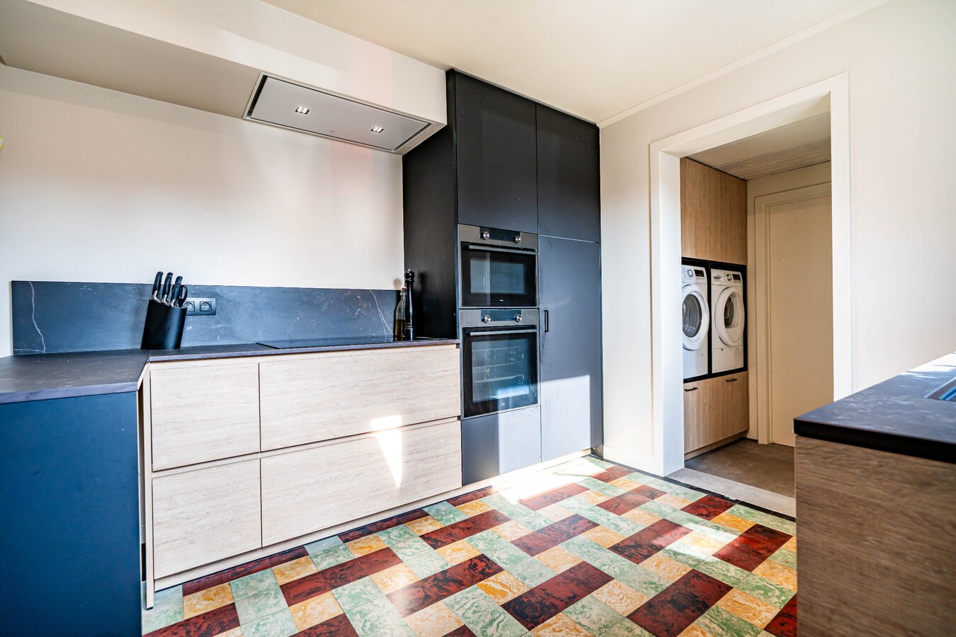 Gezinswoning met ruime opslagplaats en carport in het centrum van Ouwegem 